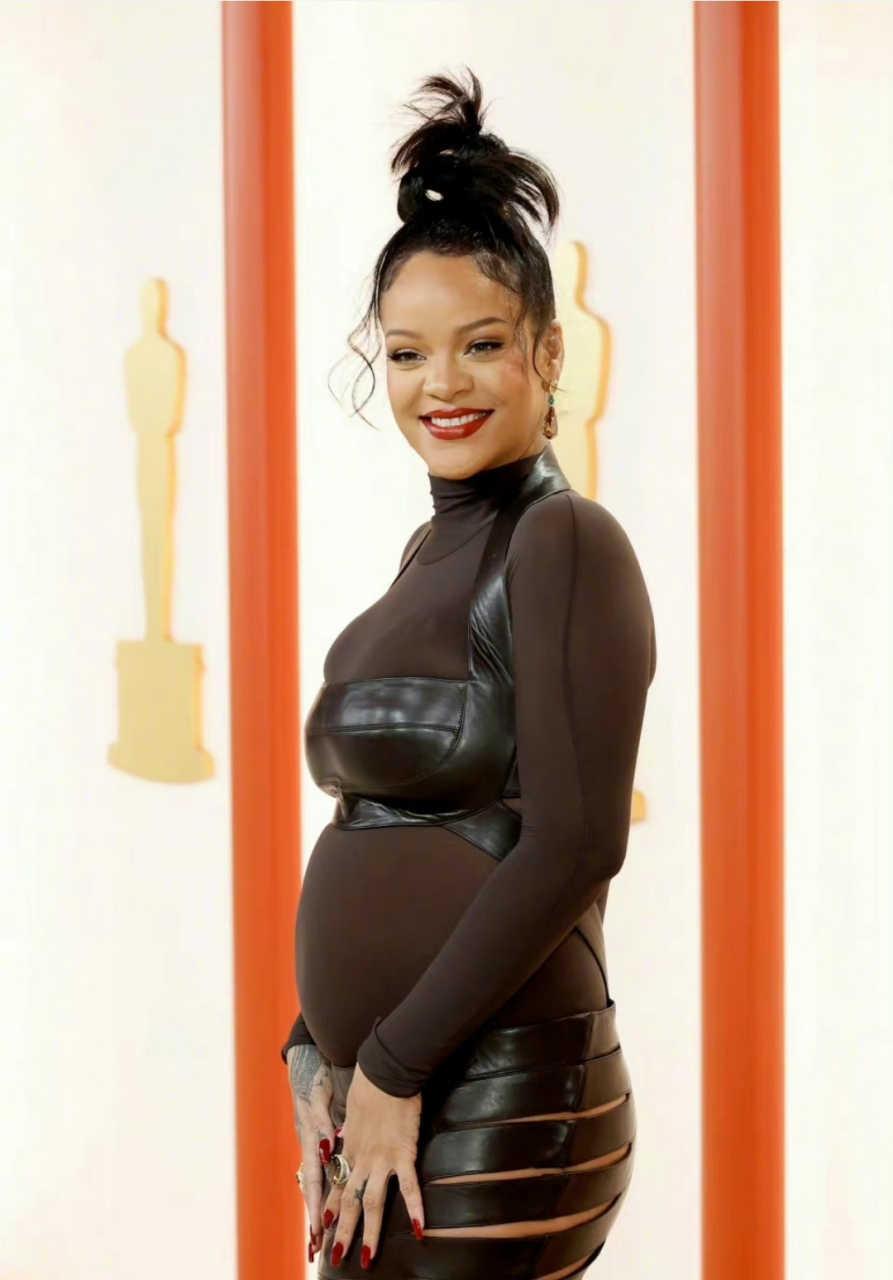 蕾哈娜孕肚# 不得不说,蕾哈娜这2身孕妇服装挺好看,就是膀子那里拥沣