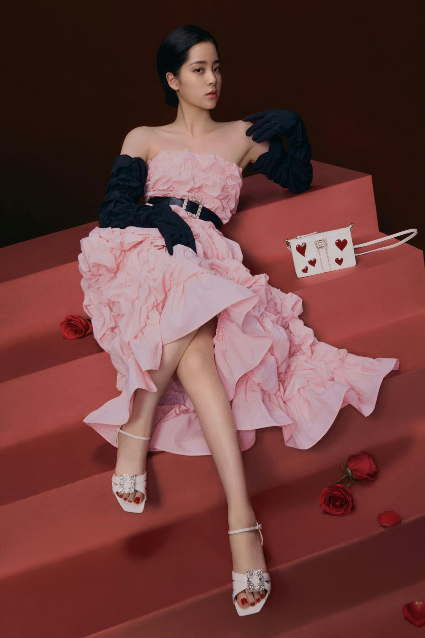 欧阳娜娜的脚丫子涂上红色指甲油真好看,2015年,欧阳娜娜首次登上北京