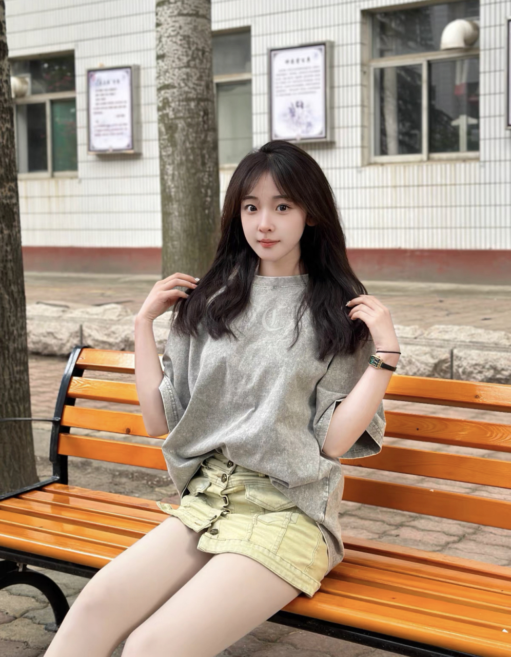 清纯可爱穿搭风来啦～ 灰色水洗棉宽松短袖上衣,搭配浅绿色牛仔短裤