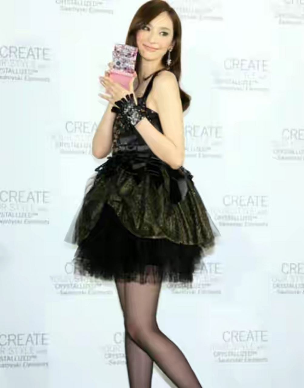 吴佩慈太会穿了,吊带儿连衣裙配黑色丝袜,身材曲线太迷人了