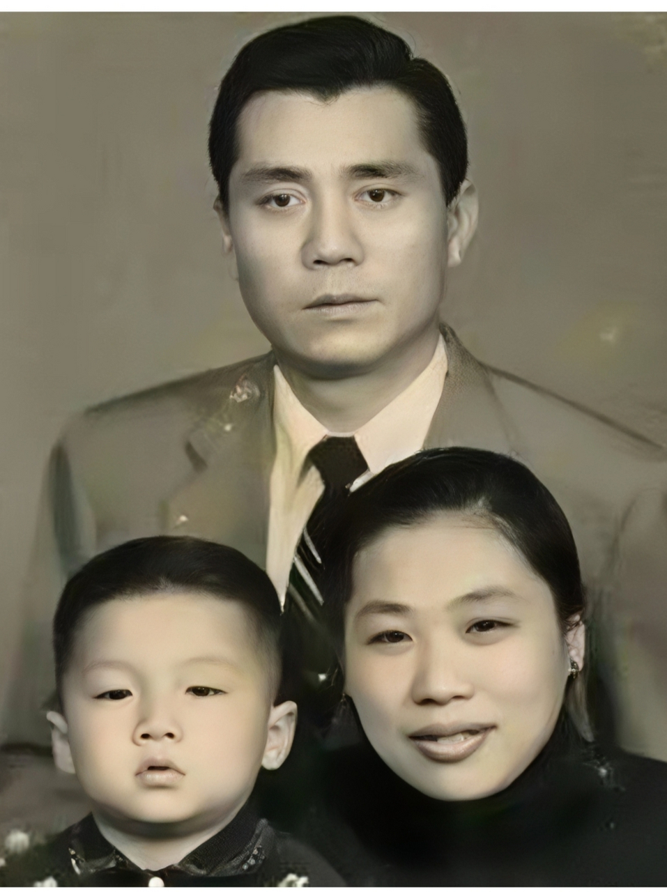 单看照片很难和成熟稳重的成龙联想到一起,成爸爸颜值爆表