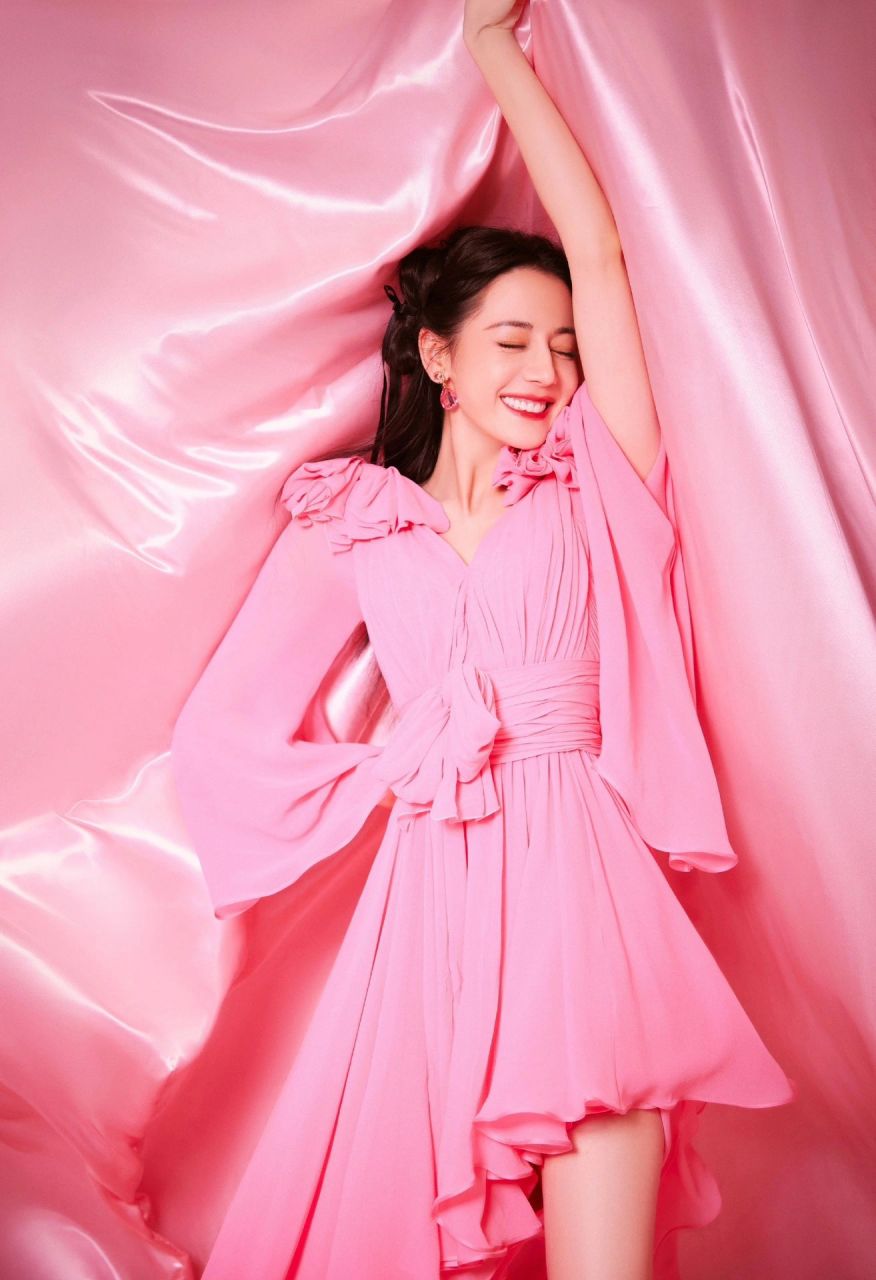 迪丽热巴拍新造型,穿粉色v领连衣裙秀大长腿,甜美与性感并存,粉嫩嫩的