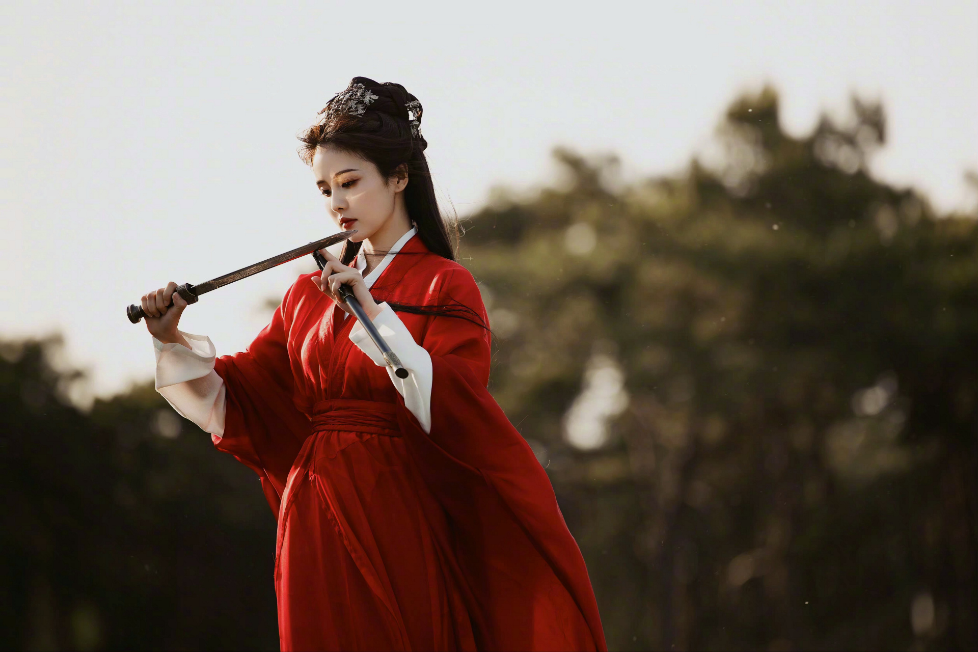 一袭红衣尽风华,疑是仙子从天降 -白鹿#诗词# #汉服