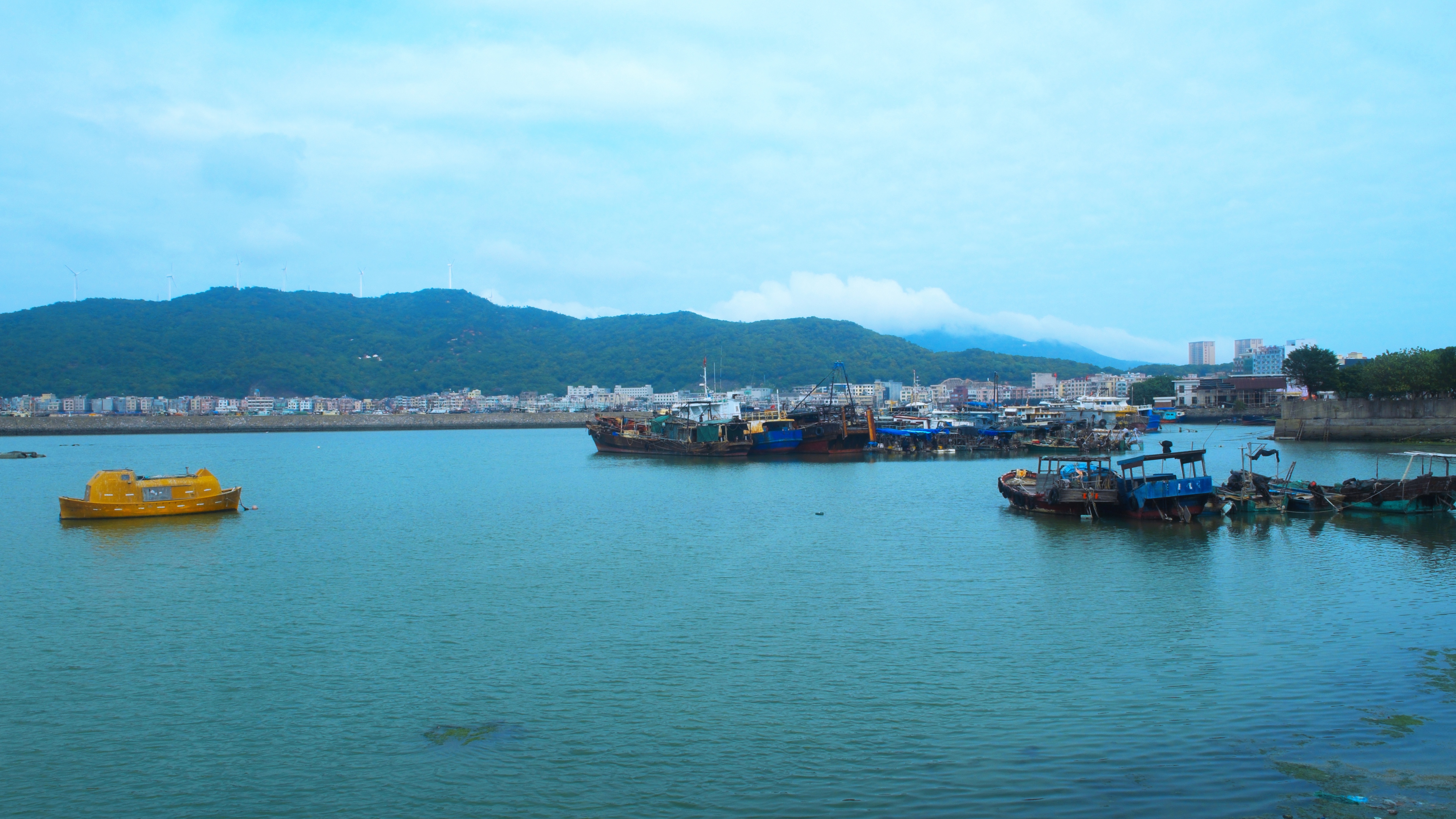 阳江海陵岛闸坡渔港三面环山.@涓涓溪流细水流的动态