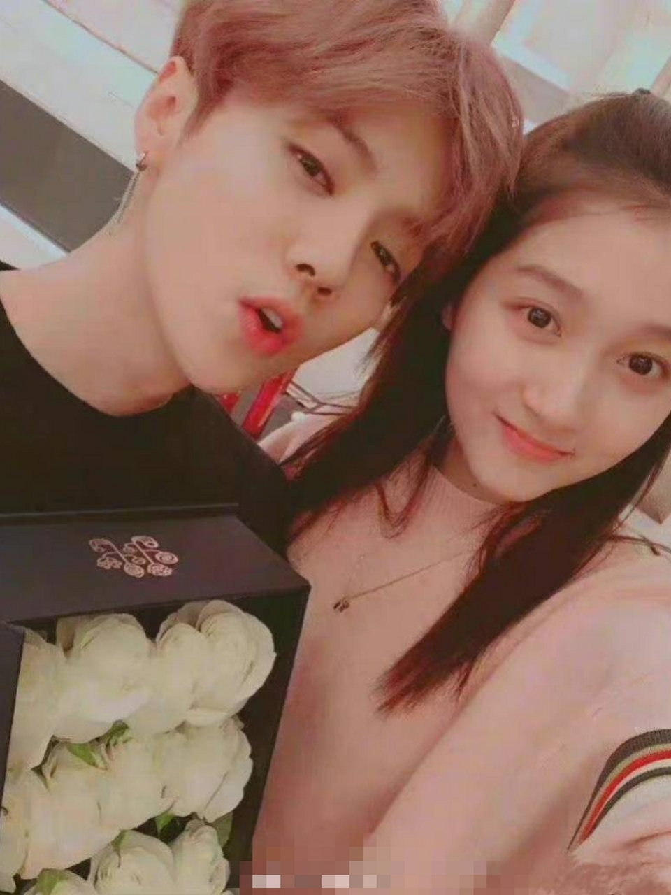 感觉鹿晗和关晓彤谈了好多年了,却迟迟不结婚,一查年龄,97年的她才25