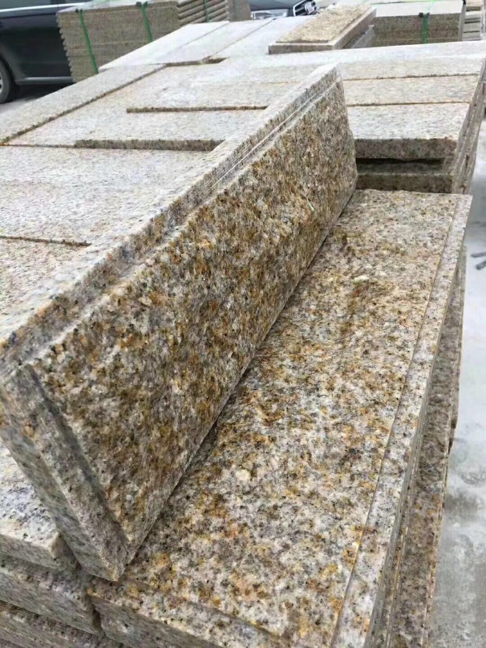 黄锈石自然面   机刨板材:黄锈石石材表面被机械刨成较为平整的表面