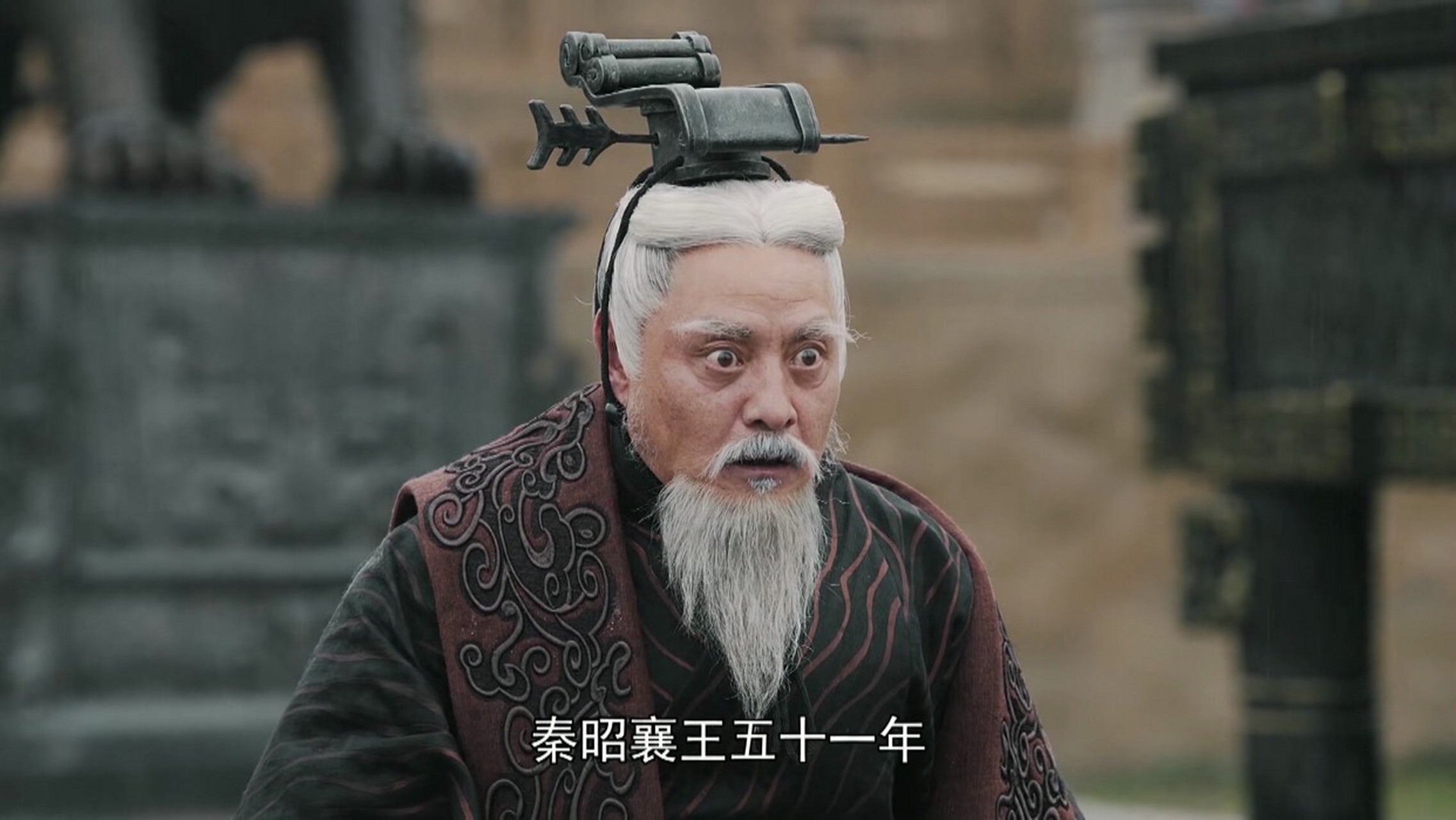 在《大秦赋》中,周赧王是以白首老人的形象出现的.