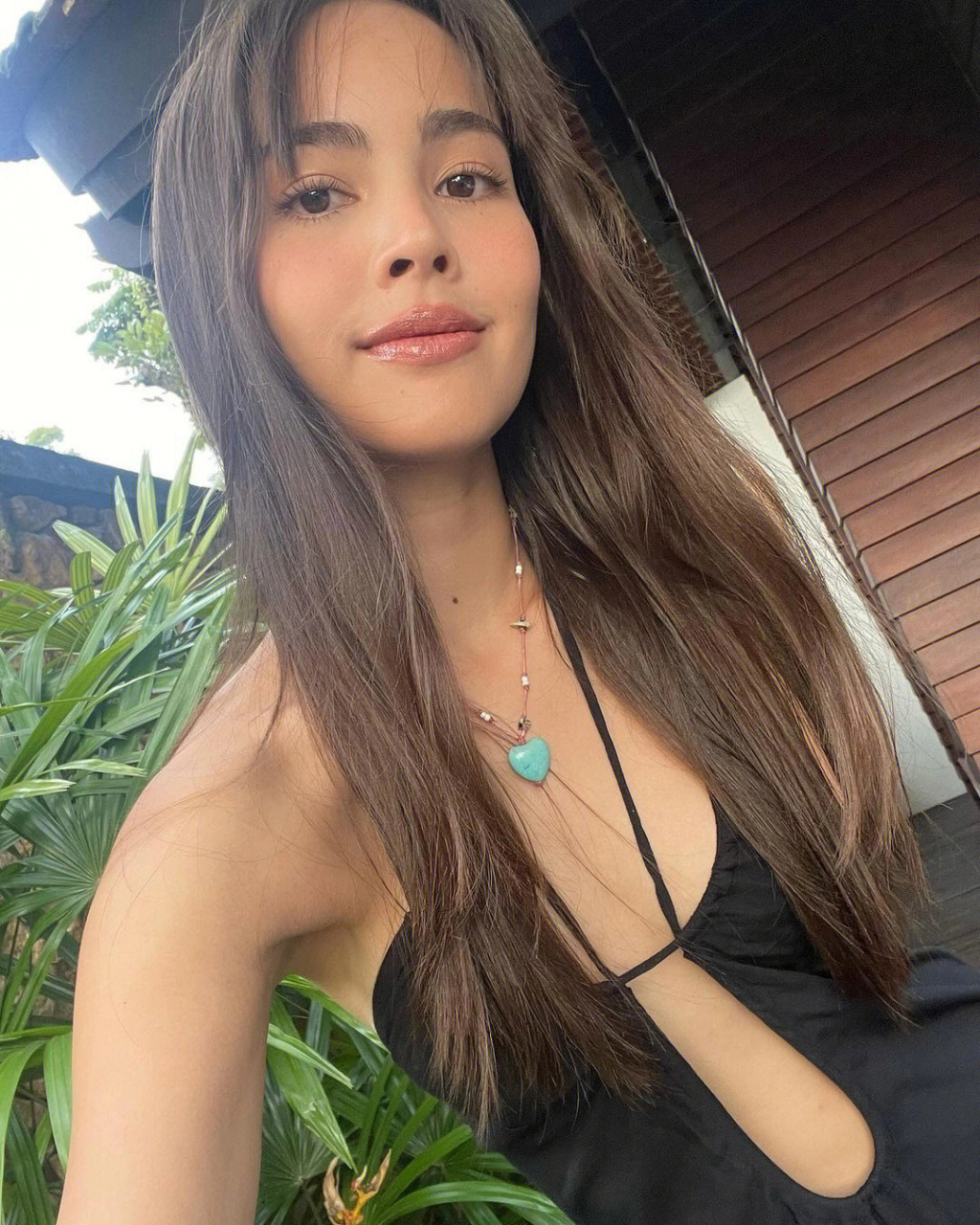 泰国女星yaya海边晒自拍照,穿黑色吊带长裙性感又迷人,藏不住女人味