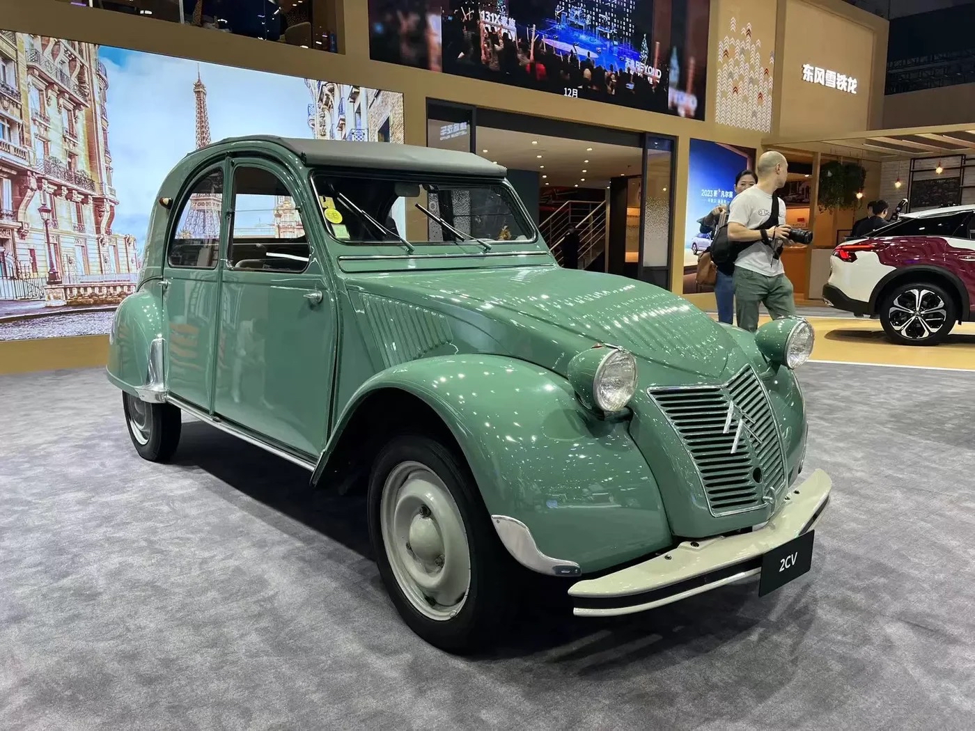 一辆具有年代感,又复古的车型,雪铁龙2cv,真的太可爱了!