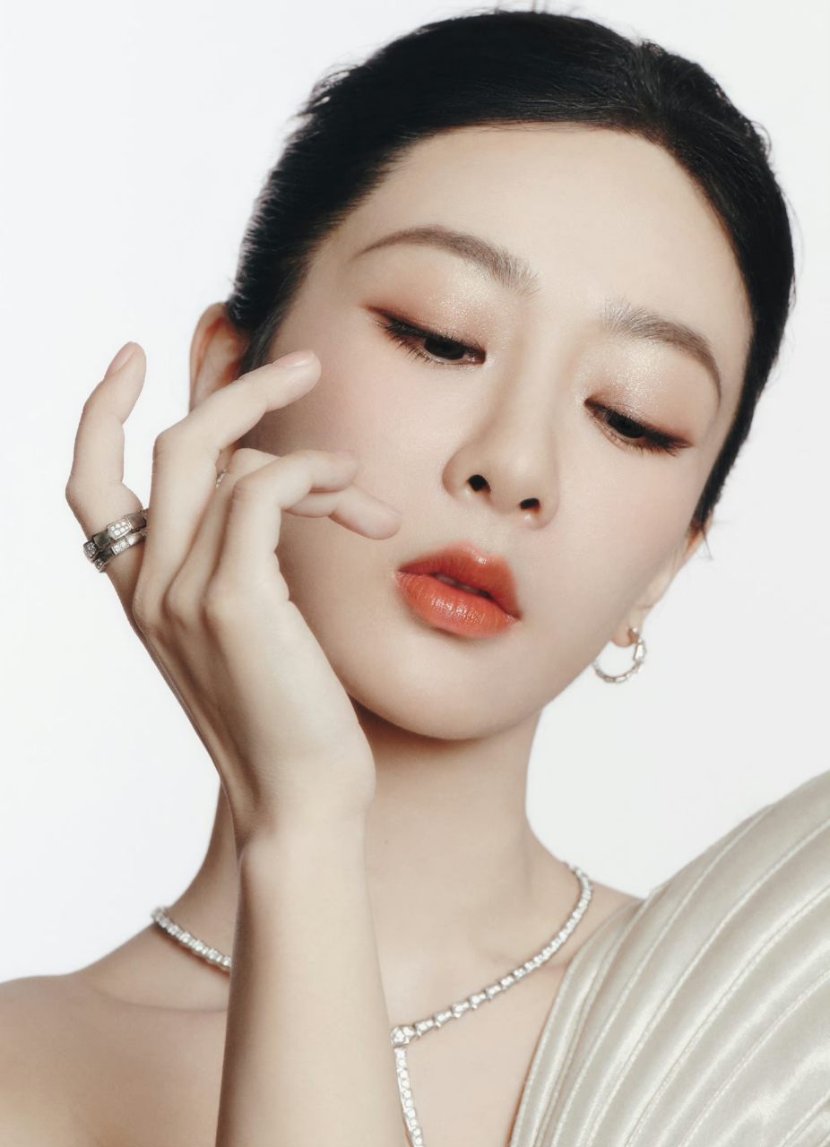 杨紫首套高定造型# 自在翩跹,顾盼倾心,优雅凝练之间释放非凡格调.