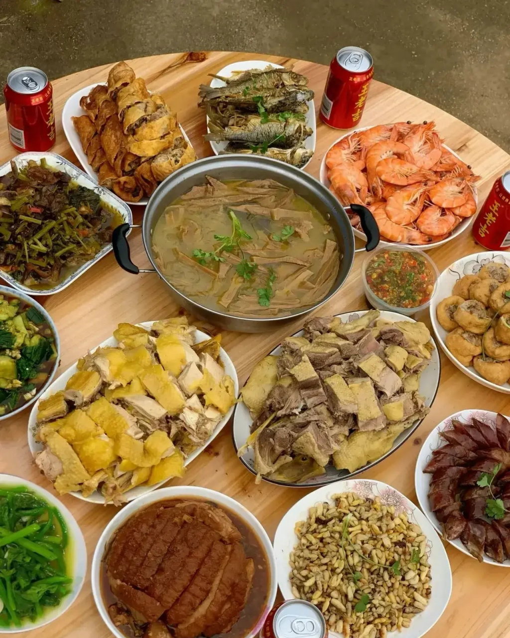 家里来客人了我准备了一桌子饭菜,虽没有大酒店豪华的用餐环境和精致