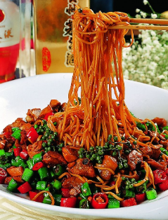 好吃到爆棚的双椒鸡捞面,麻辣香嫩