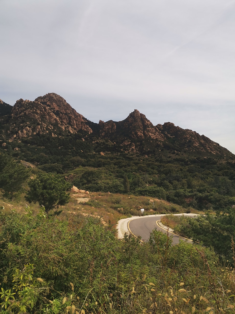 秦皇岛市抚宁区有八大盛景,兔耳山占两个:"兔耳笼云"和"佛岩瀑布".
