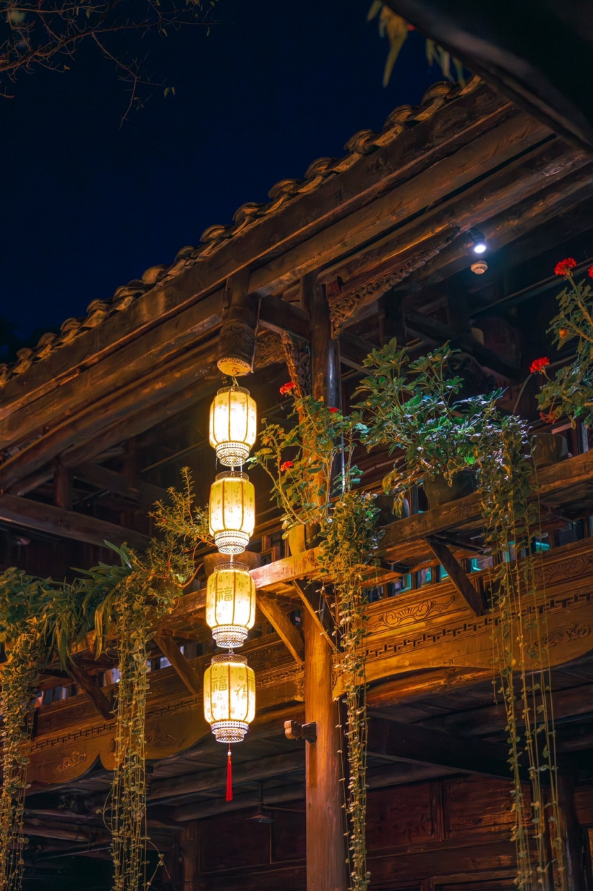 缕闲情~ 穿过熙熙攘攘的人群与繁华热闹的古城街道,寻得一处古风庭院