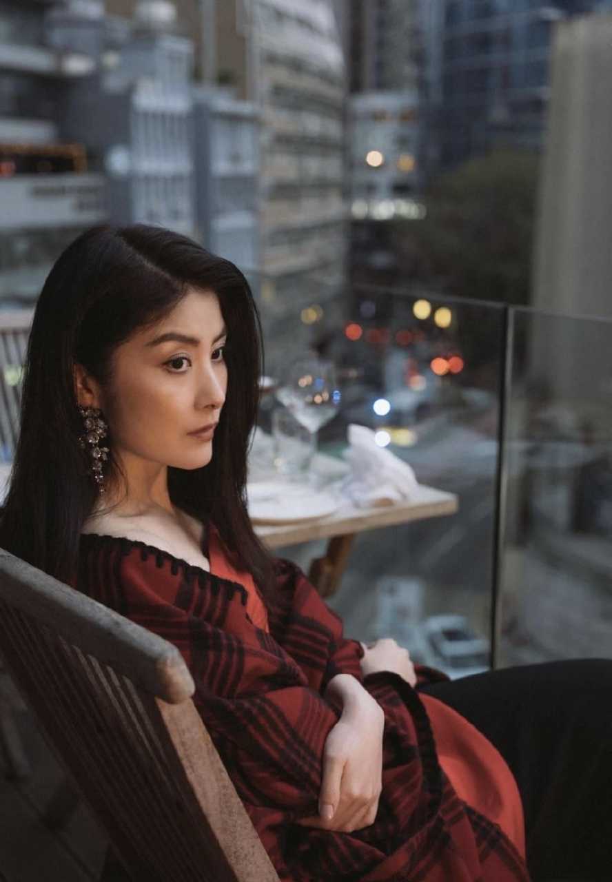 这么性感靓丽的陈慧琳,根本看不出已经50岁了