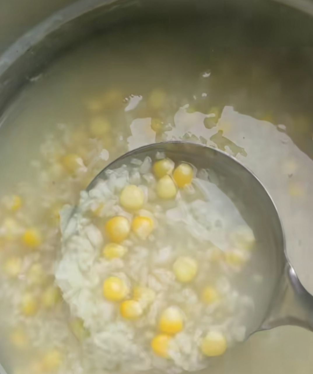 小时候吃这样的玉米粒稀饭都把我吃怕了,现在却爱吃了,你说这是咋回事