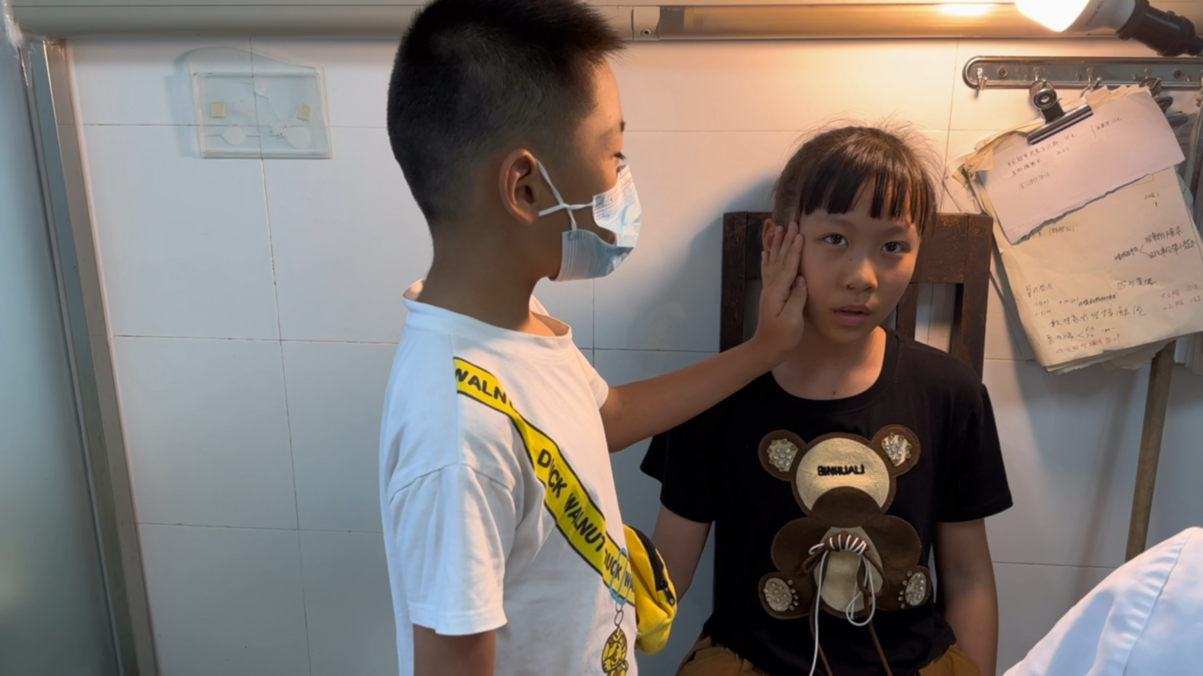 一根鱼刺引发的难受喉镜检查,小姐姐超紧张的