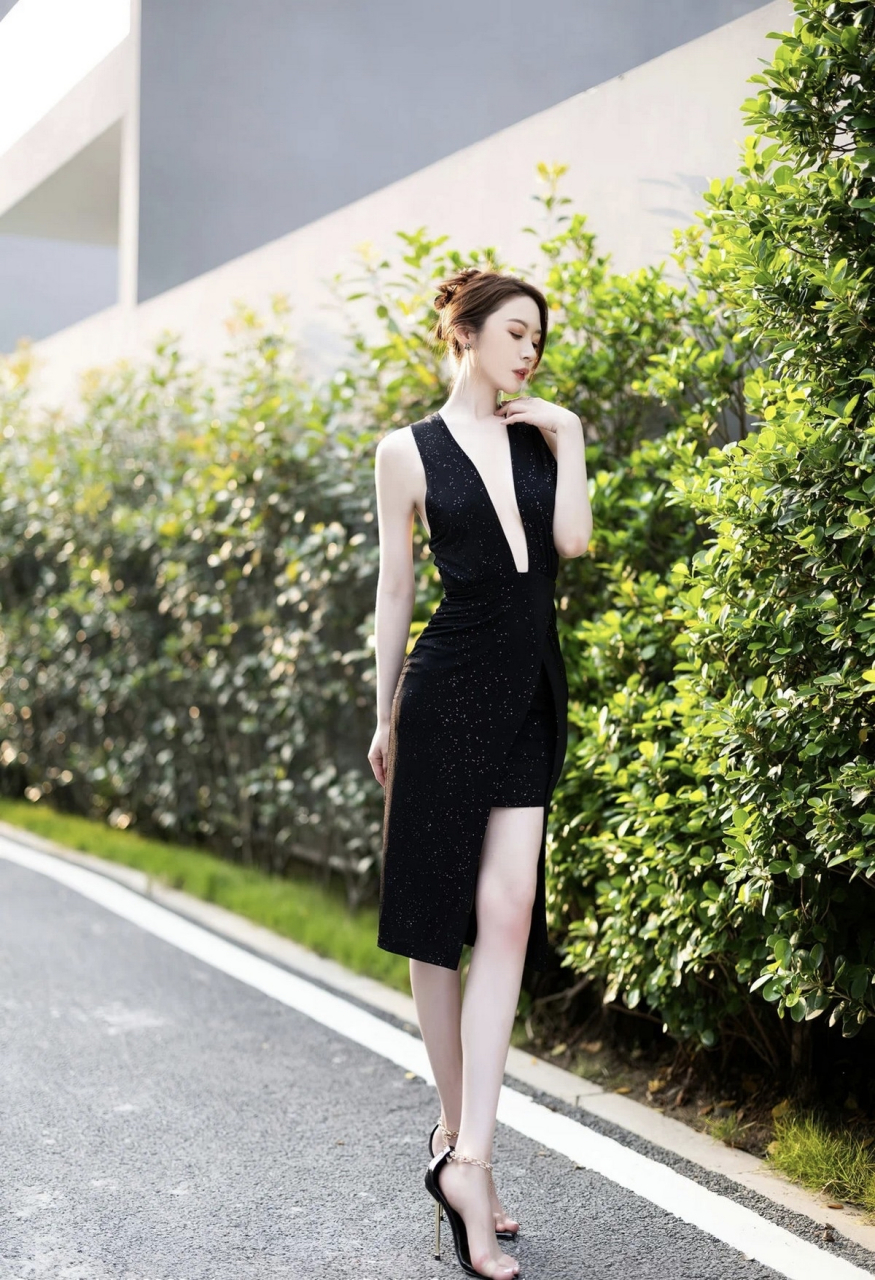 性感黑色连衣长裙勾勒出高挑曼妙身姿,娇媚姿态婀娜动人#美女# #模特