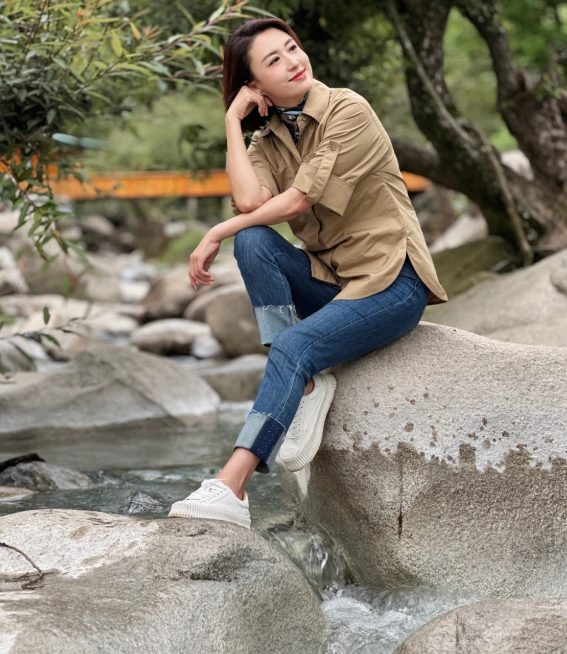 张蕾分享小暑游玩美照,在郊外骑马惬意十足,她还坐在河里的大石块上面