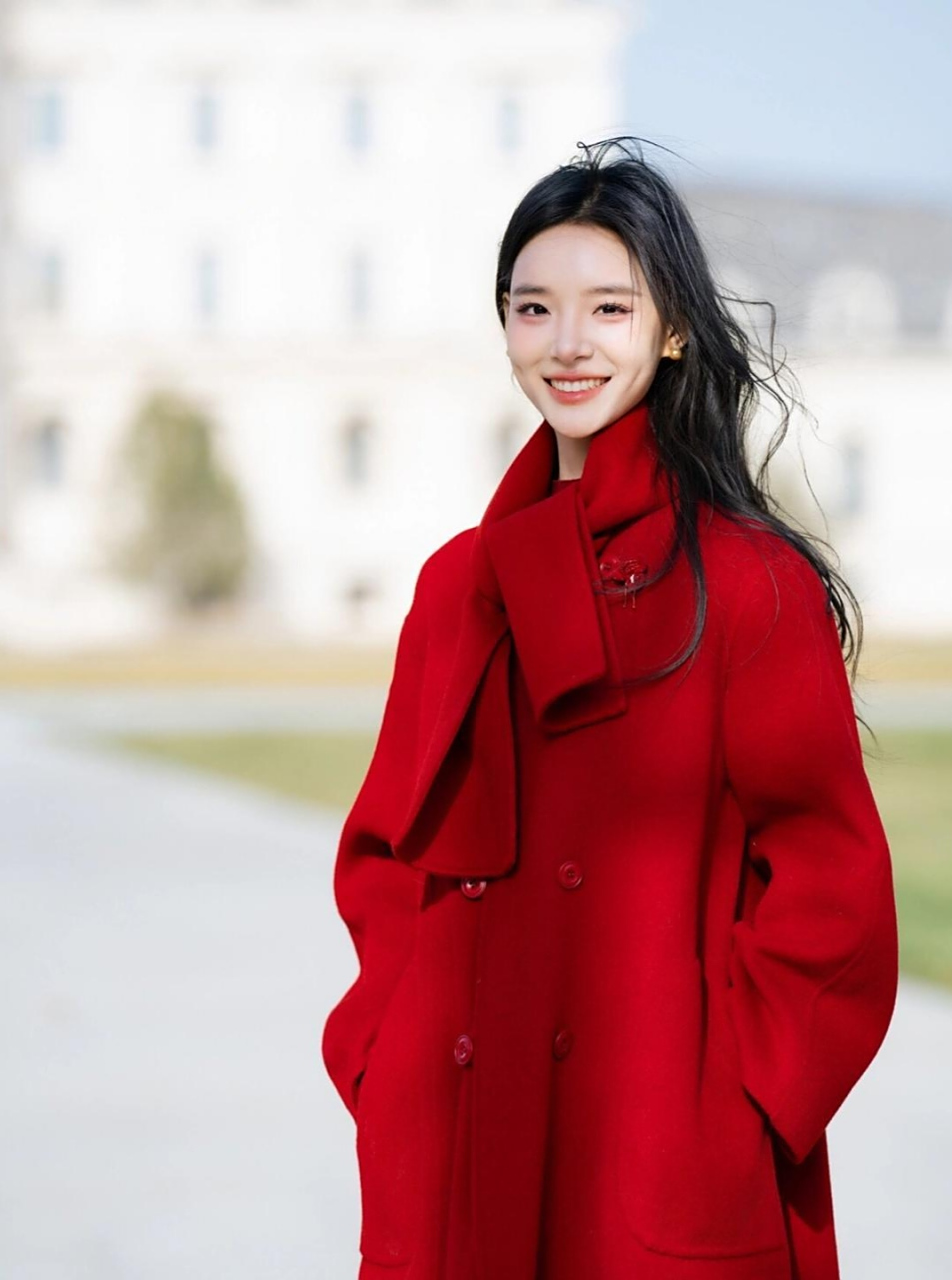 我觉的中国红的颜色衣服,不管什么样的年龄女人穿上,都是喜气洋洋