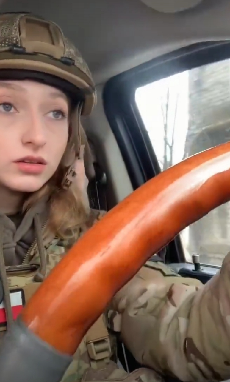 在乌克兰前线开车的波兰女兵,要我说还是回家吧,你们就不应该插手俄乌