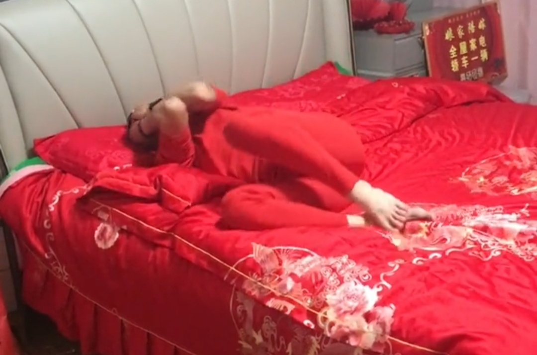 新娘陪嫁丰厚,新郎开心得合不拢嘴,捂着脸在床上直打滚