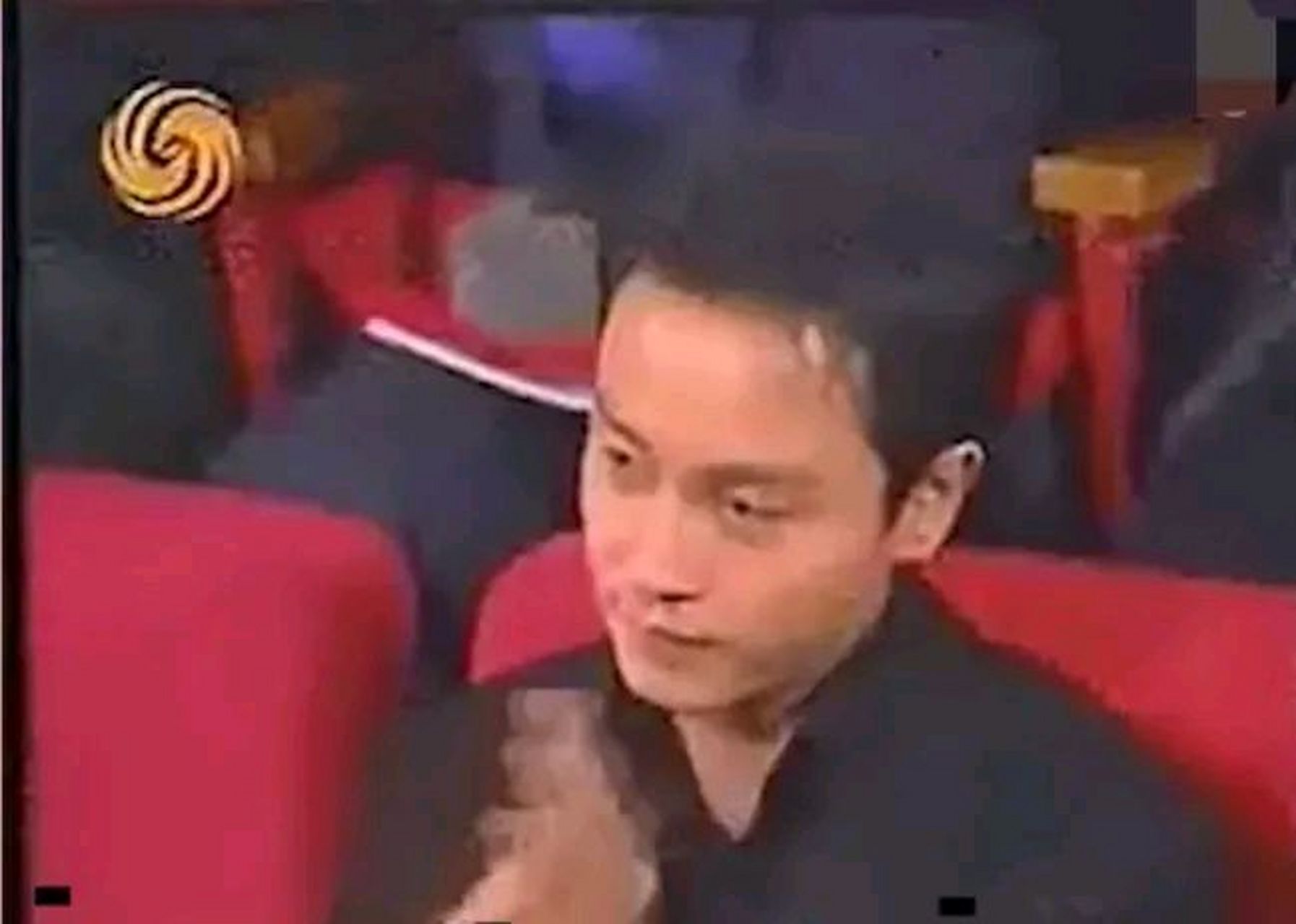 刘若英和秦汉在舞台上大肆调侃张国荣的同性恋身份,秦汉说道,我虽然演