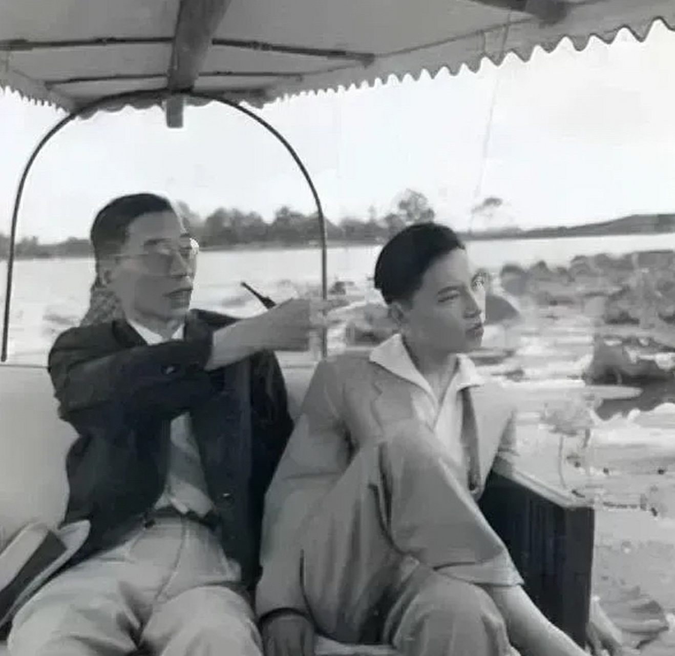 1956年9月,傅雷与傅聪父子,在西湖上坐船游玩.