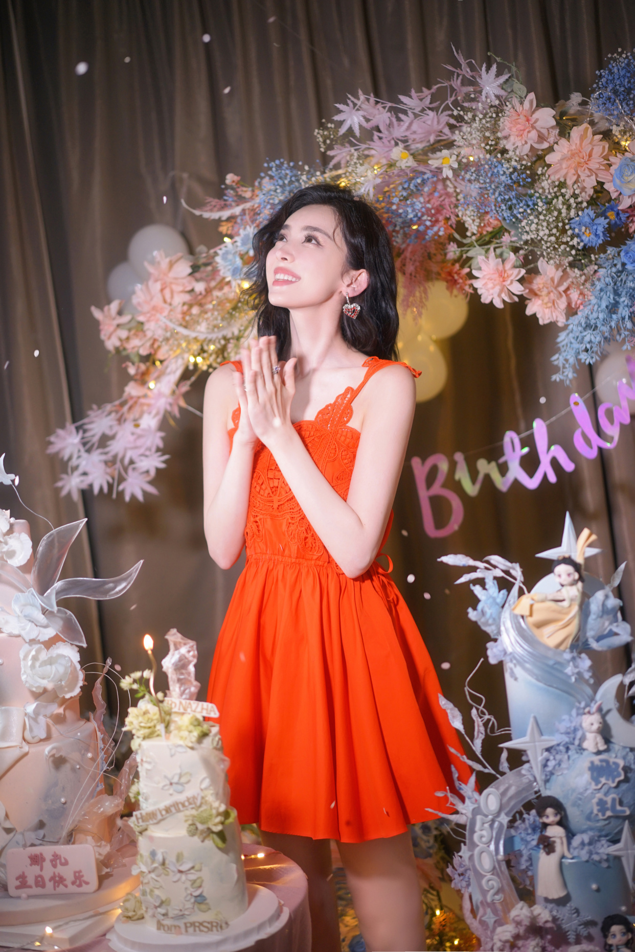 古力娜扎生日写真,红裙优雅,性感迷人