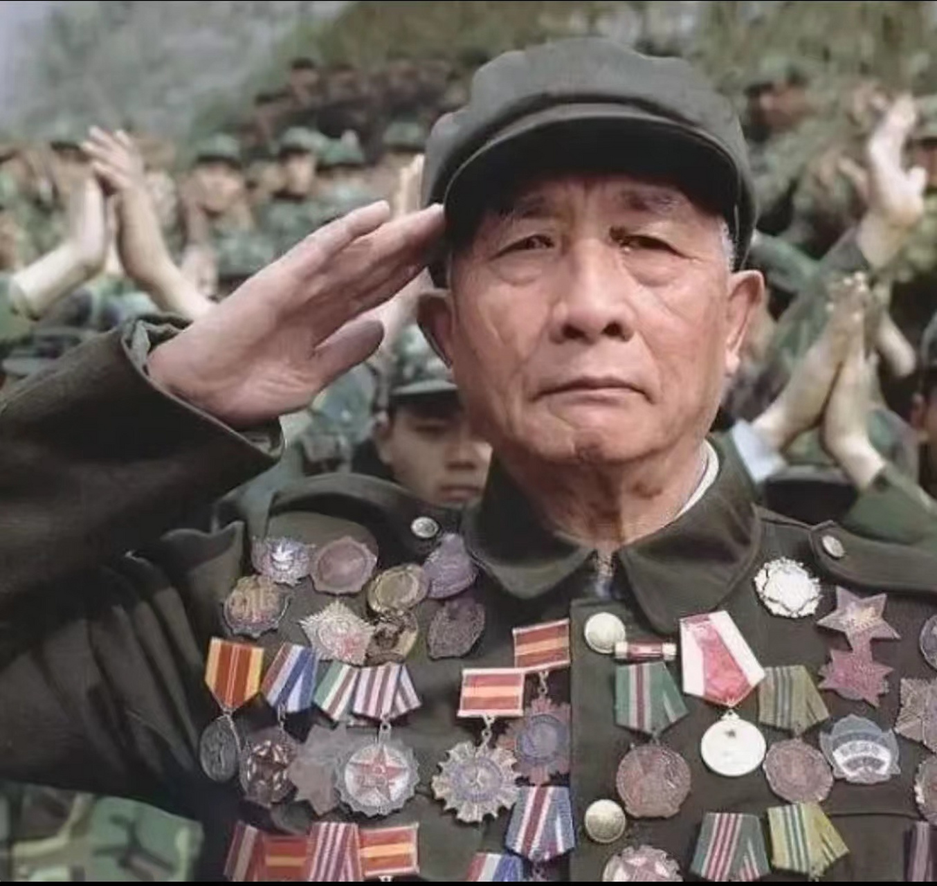 这位胸前挂满军功章的老人,名叫肖万世.一生随部队转战南北英勇杀敌.