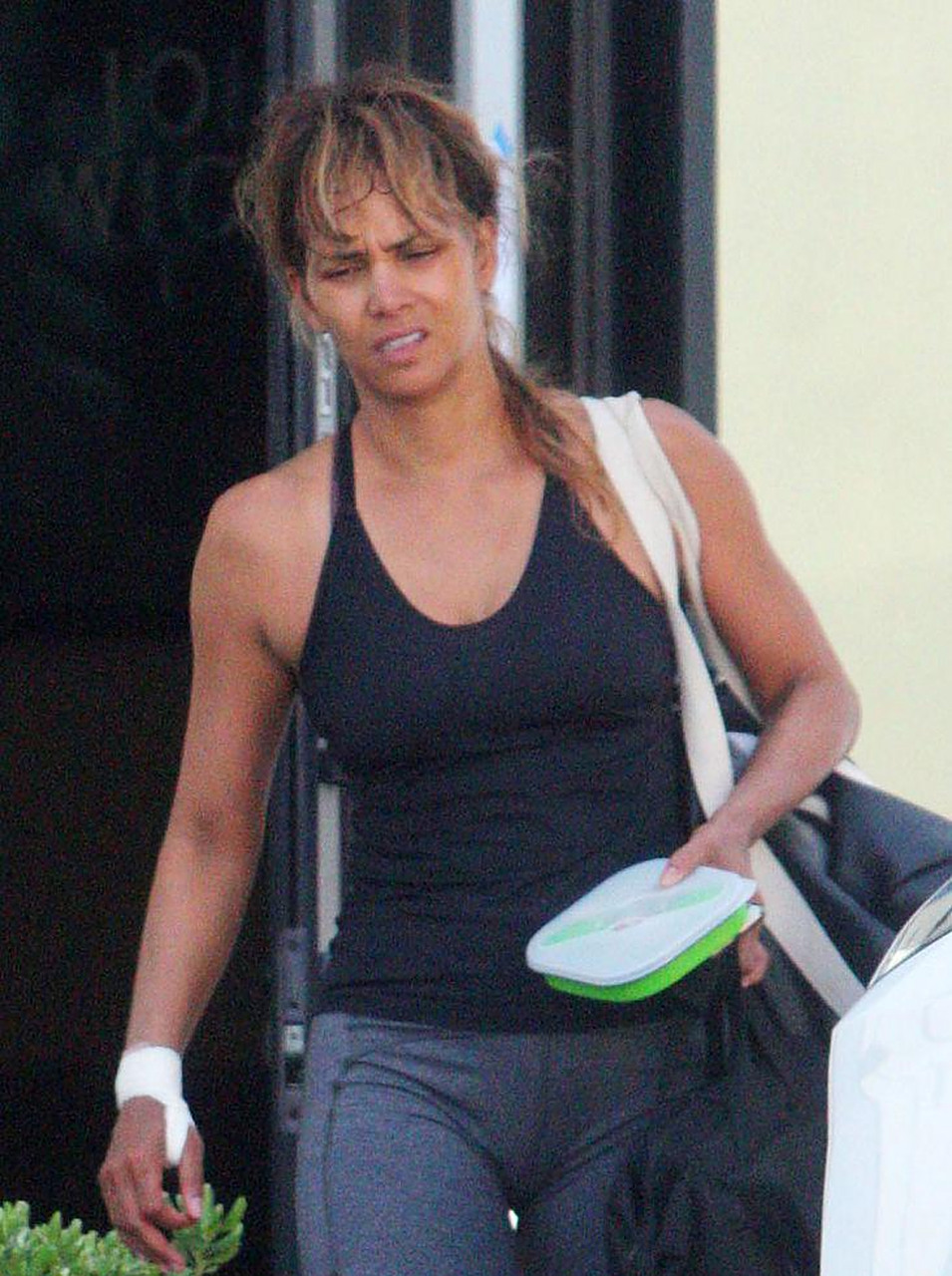 奥斯卡影后哈莉·贝瑞(halle berry)这两张照片看上去表情痛苦,状态不