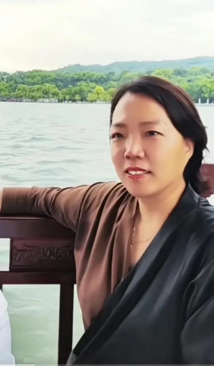 季老师已经到杭州,西湖泛舟,轻松自在,却引起了金果的注意,一大早