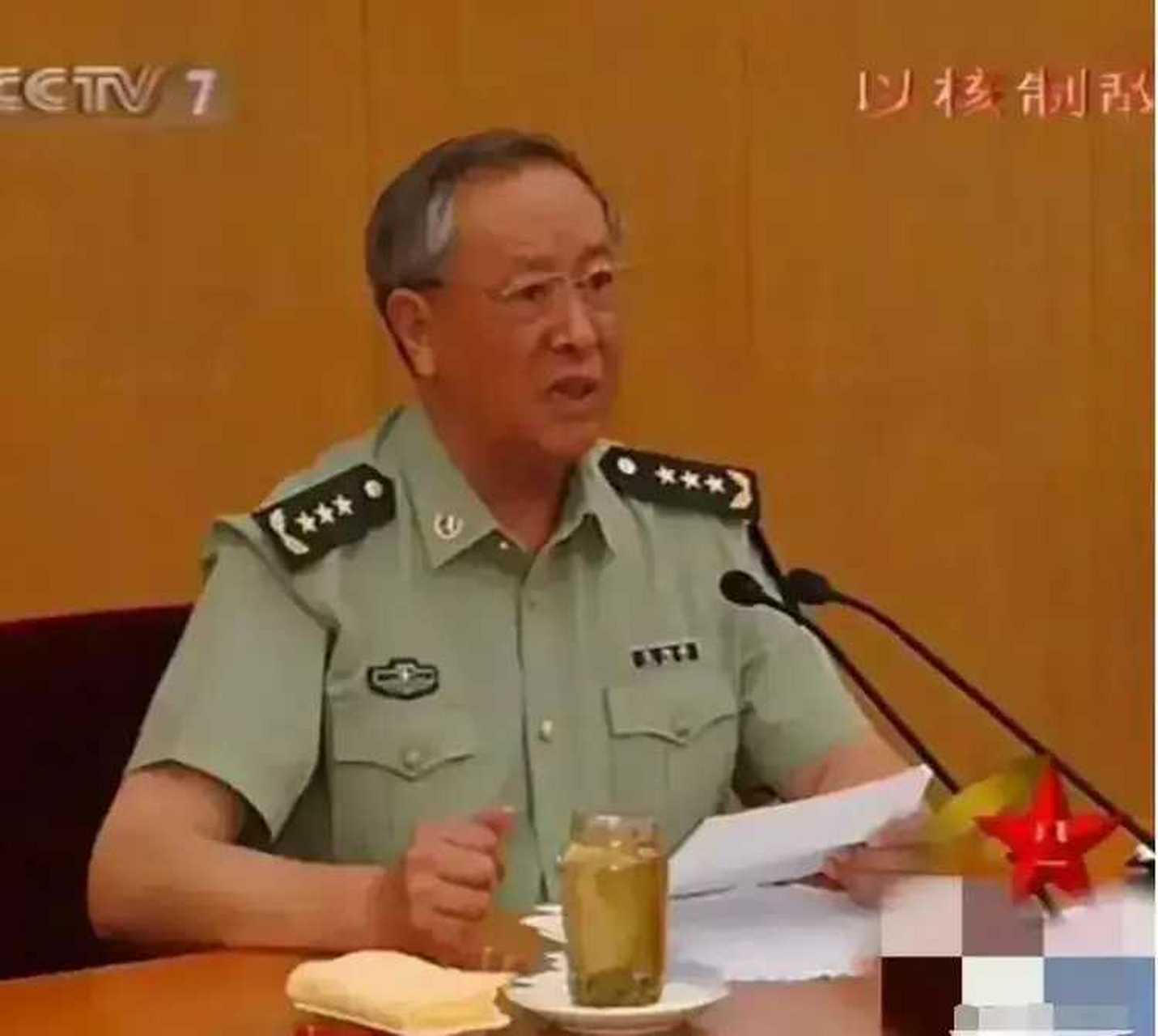 陈炳德上将正在主持一个重要会议,而他桌上的茶杯却格外的引人瞩目.