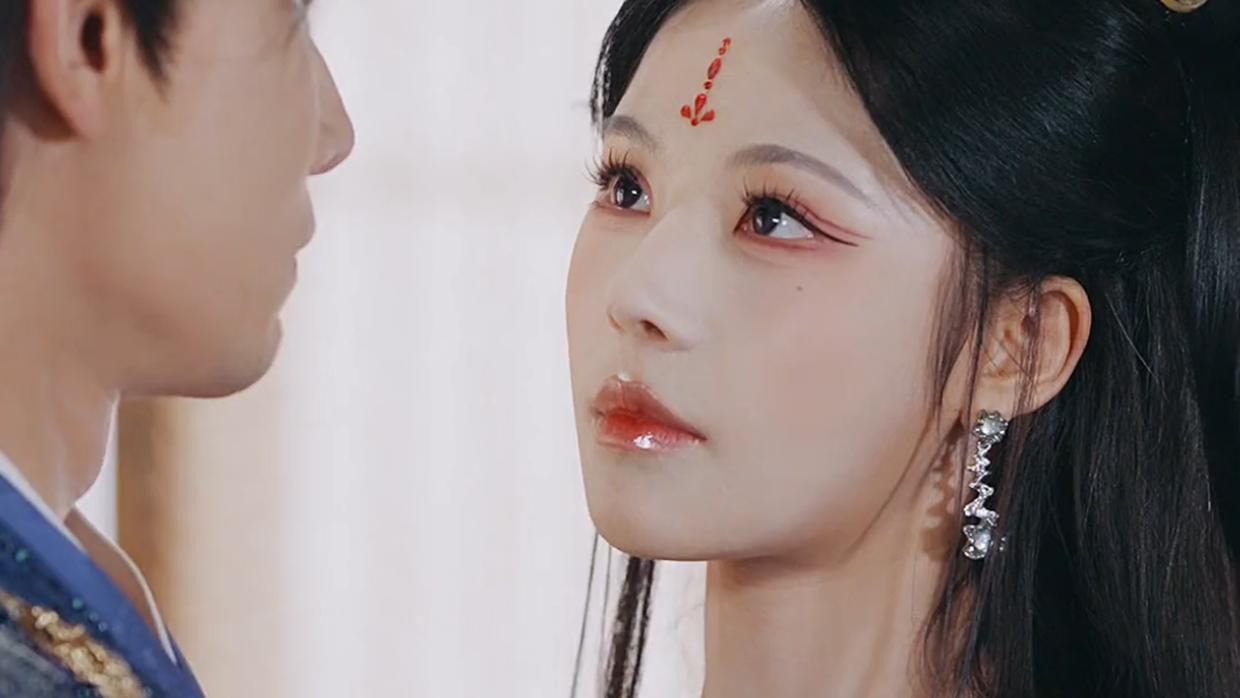 《穿越成反派女帝跟班，心声被窃听》第1集