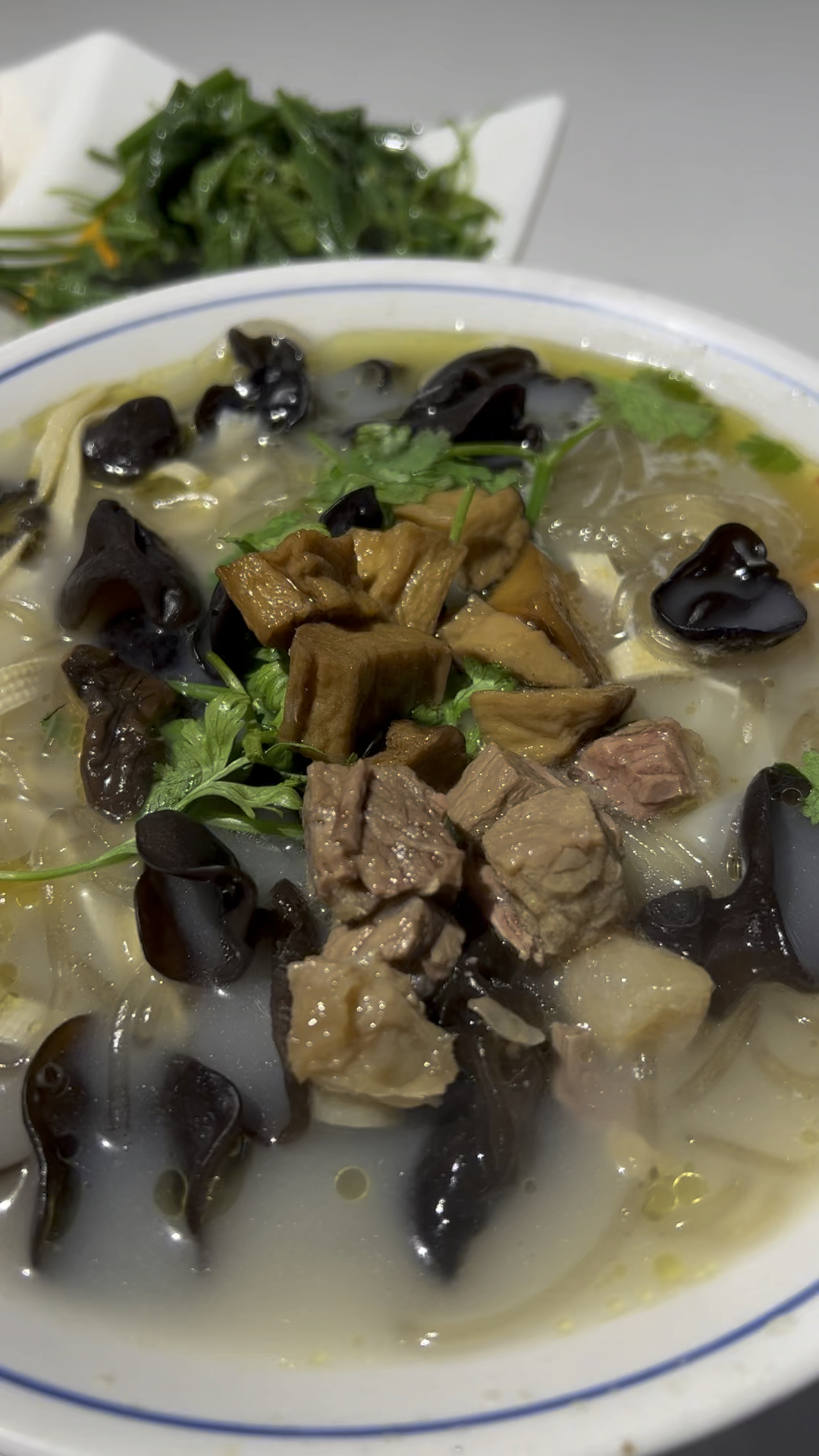 老郑州老式烩面,粉条海带豆皮,汤鲜味美.