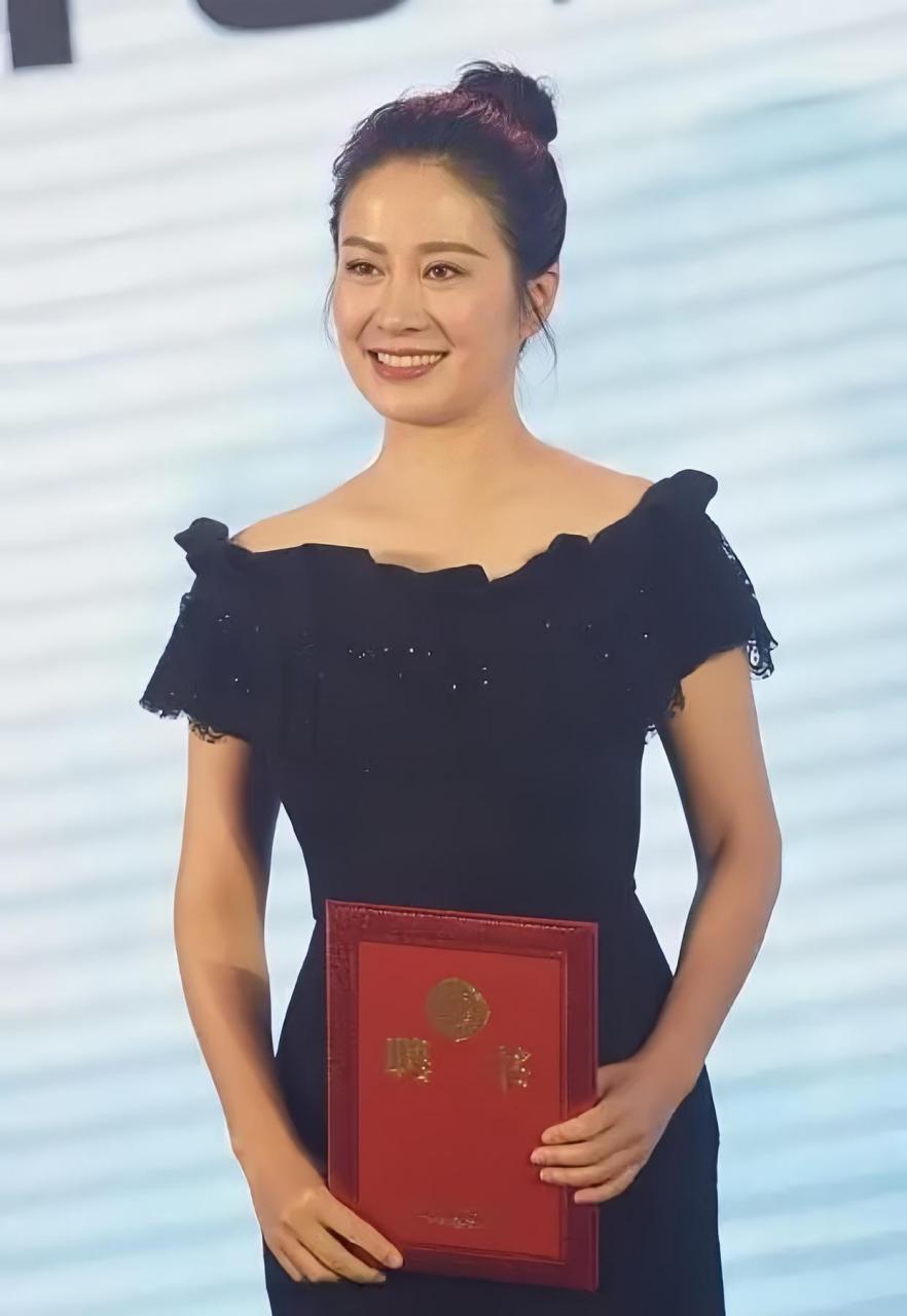 叶璇的美貌令人惊叹,她笑容灿烂时更是窈窕动人.