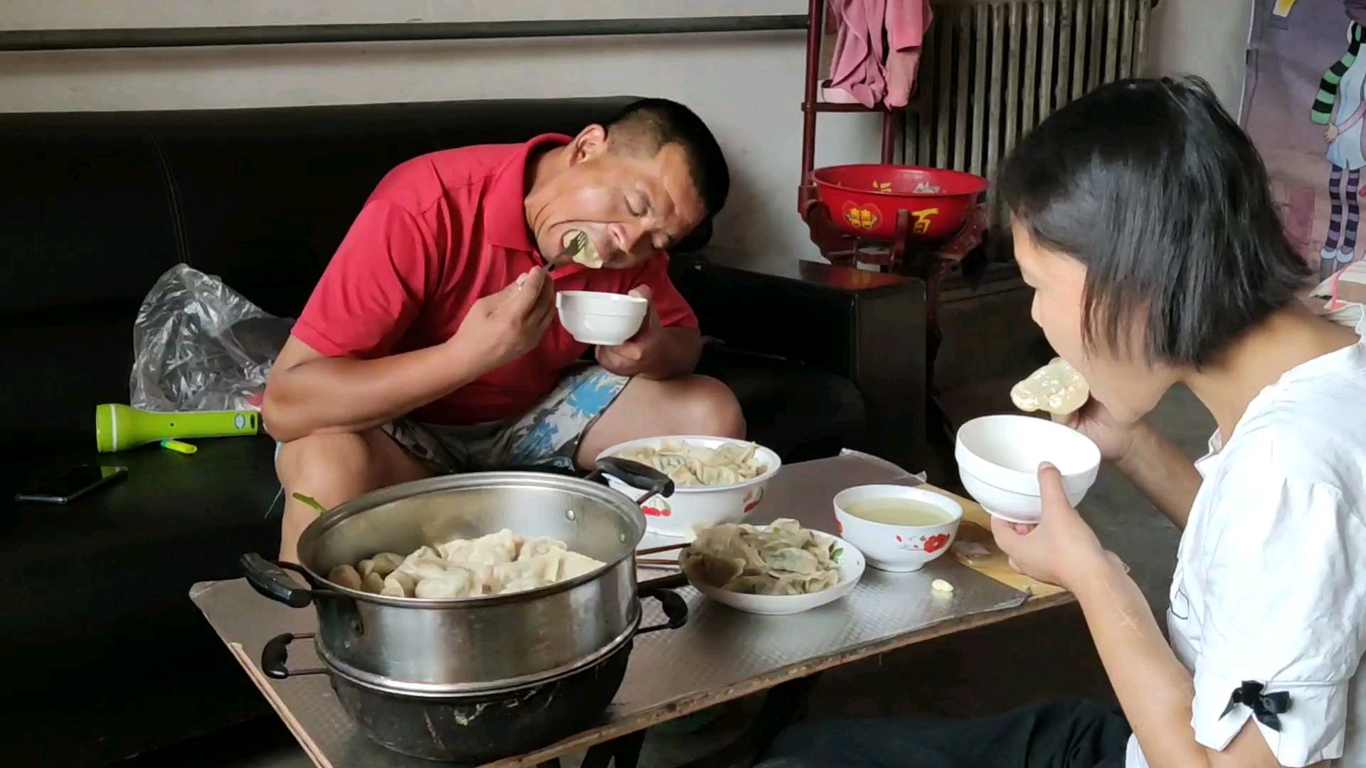 媳妇儿中午包饺子,满满一汤盆老公一口一个,吃的真过瘾