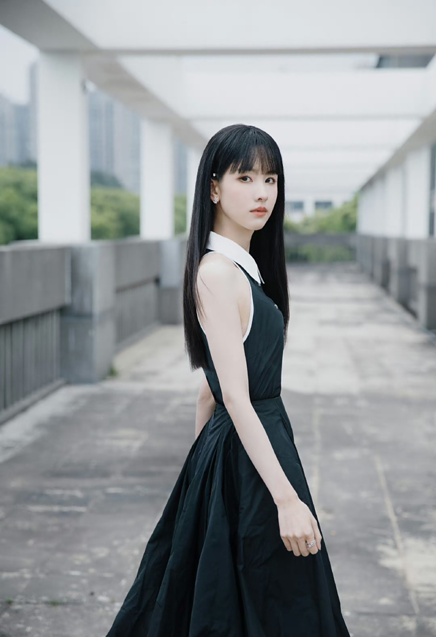 陈都灵齐刘海黑长直发型  感觉还挺好看的.  #陈都灵