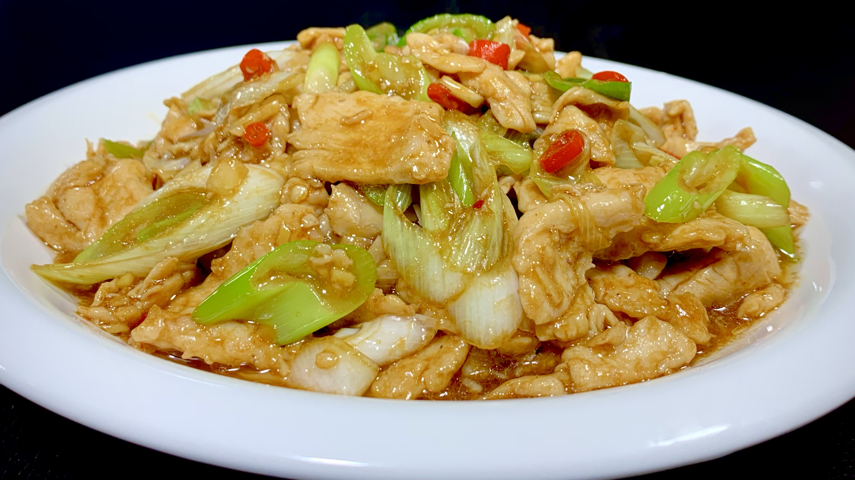 这才是葱炒鸡胸肉最好吃的做法,简单易学,葱香肉嫩,不油腻好吃