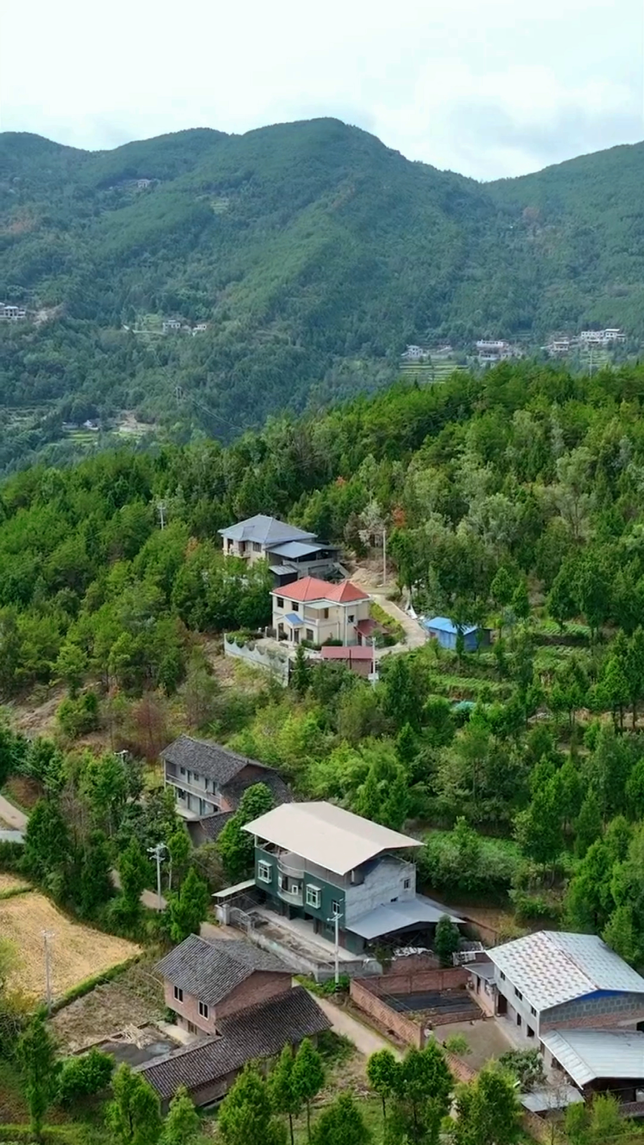 这才是真实四川农村的样子大部分都是土墙瓦房,只有老人留守农村!