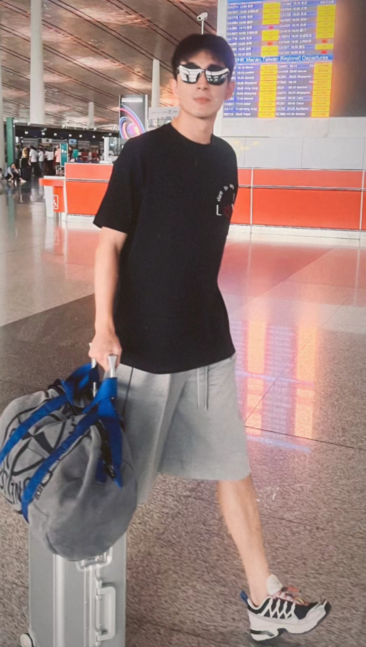 林更新戴墨镜走机场帅出新高度,自己拉着行李箱走路带风,他的日常穿搭
