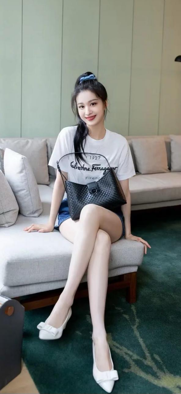 两位美腿女神,王丽坤,王楚然,你更喜欢谁?