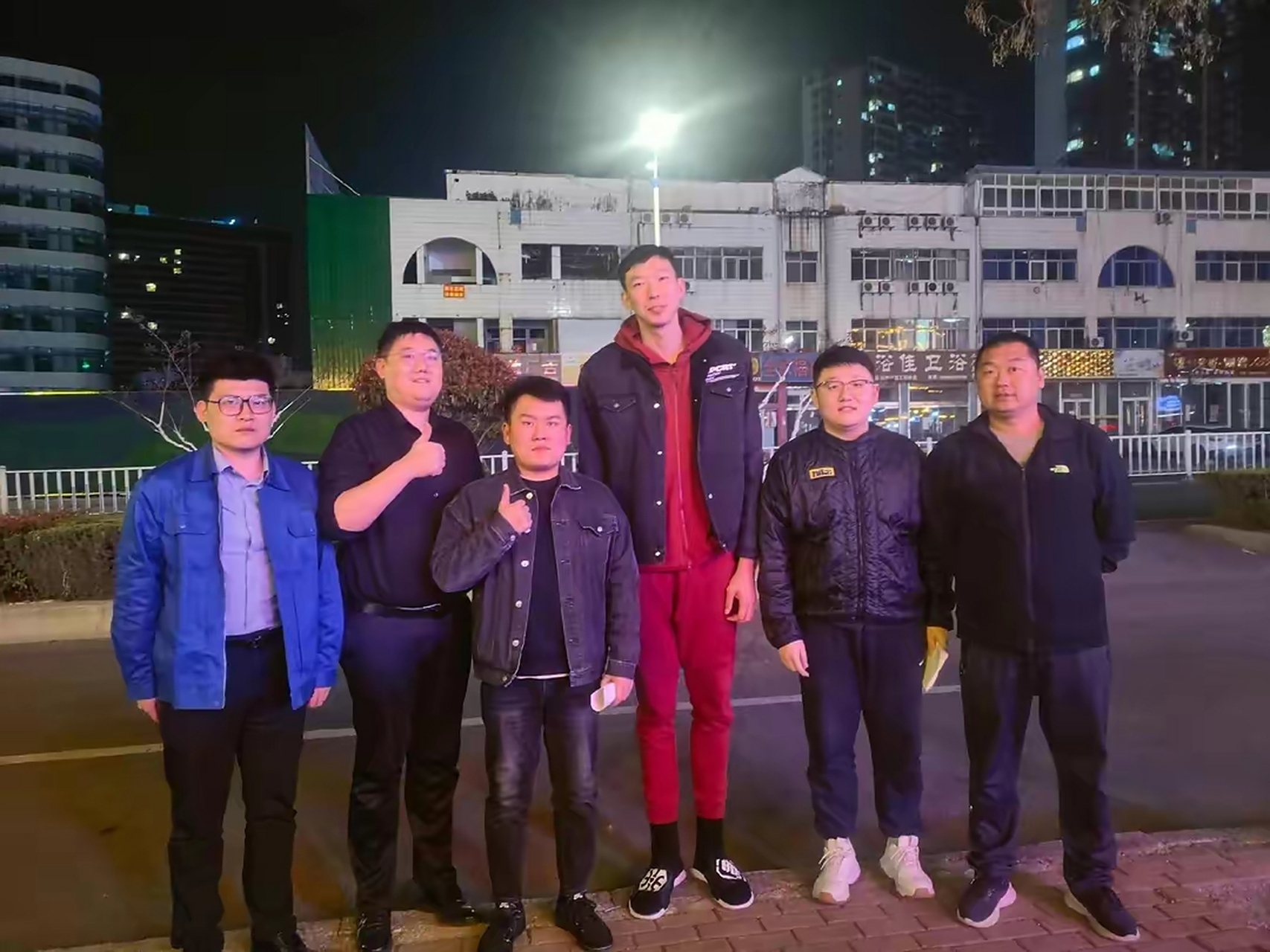 球迷在山东偶遇周琦,身高抢眼,吃潮汕牛肉火锅,热情和球迷合影