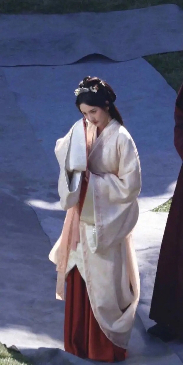 宋祖儿新剧古装路透曝光 阳光下对镜梳妆氛围感十足