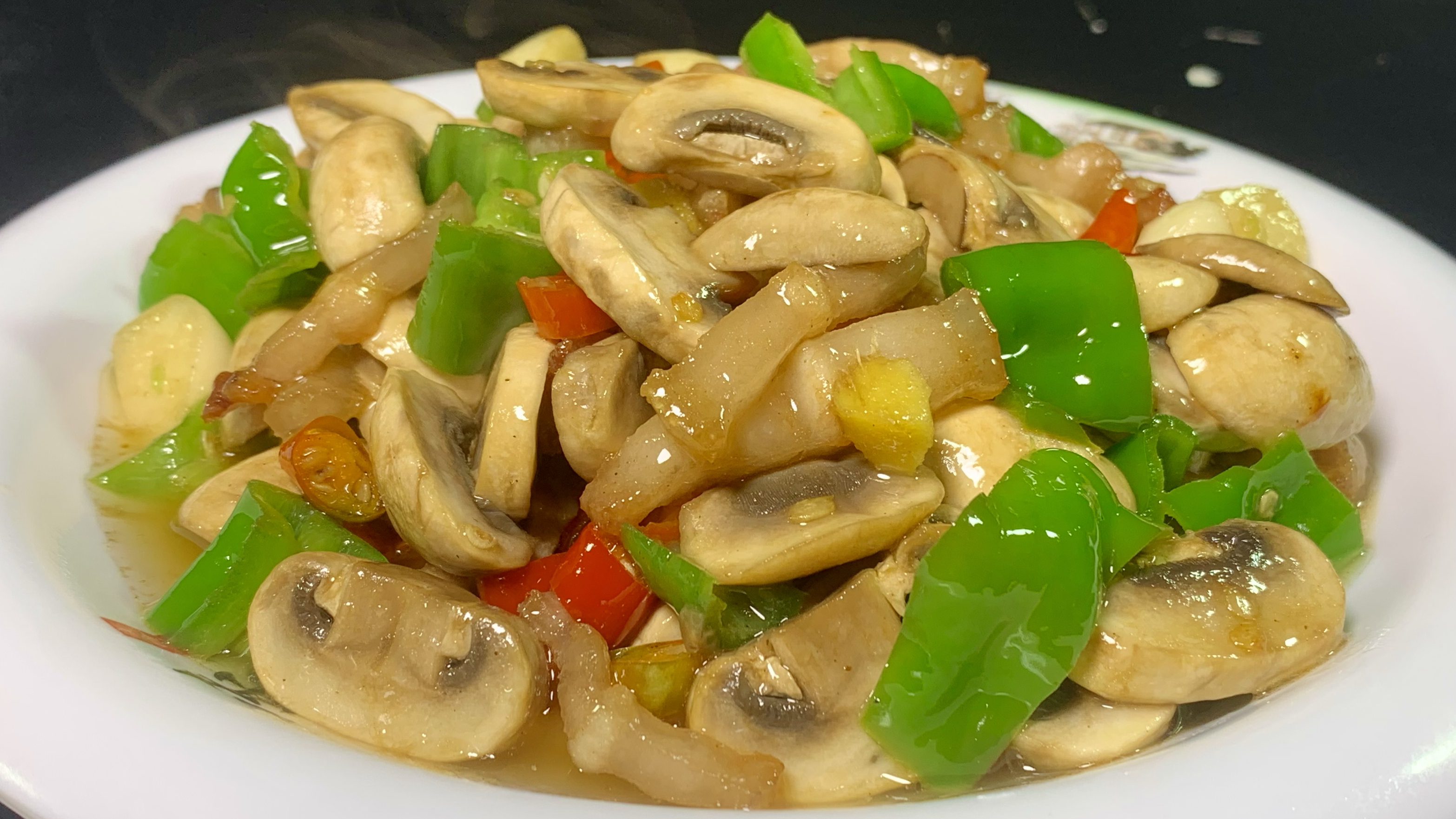 炒蘑菇好吃有技巧，教你一招，鲜嫩爽滑，营养丰富，下酒又下饭