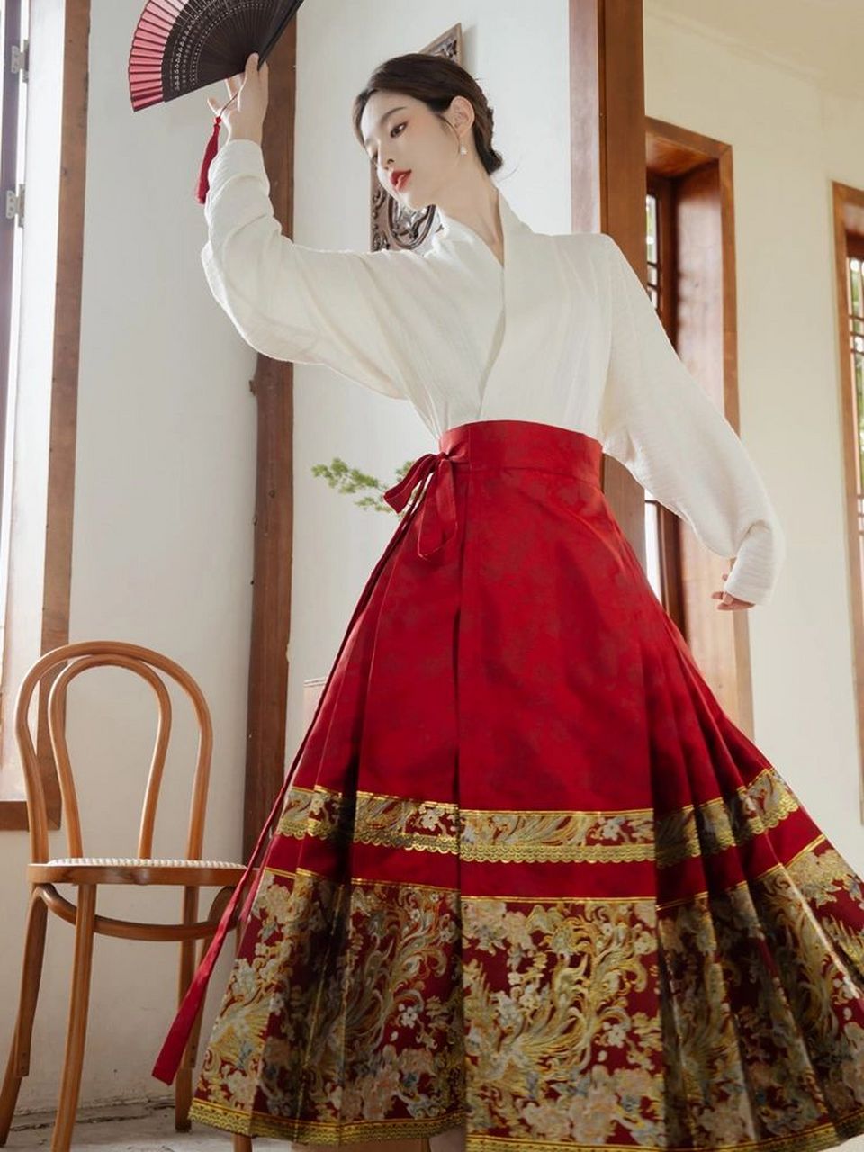 国风红色马面裙 红色织仿妆花缎马面裙,自带细腻暗纹 由内而外的优雅