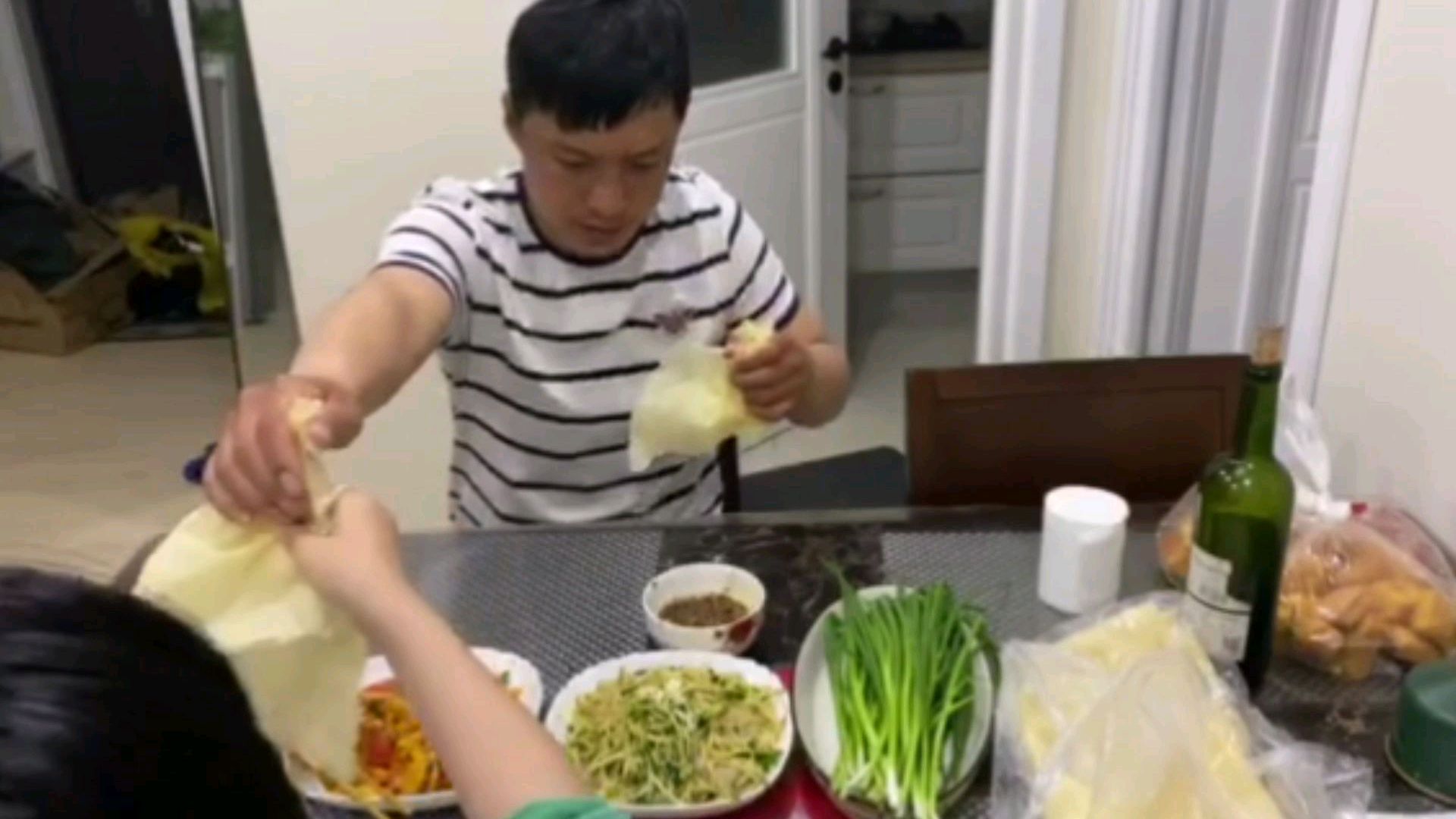小伙做拿手木须柿子,家常凉菜,媳妇爱吃,葱卷煎饼累的腮帮子疼