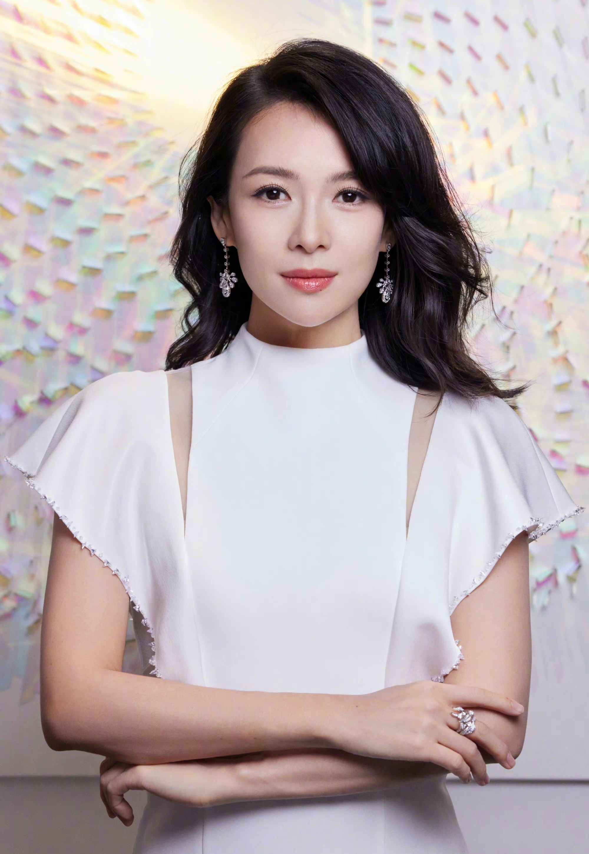 章子怡今日活动造型,白色礼服搭配高级珠宝,贵妇气质光彩照人!