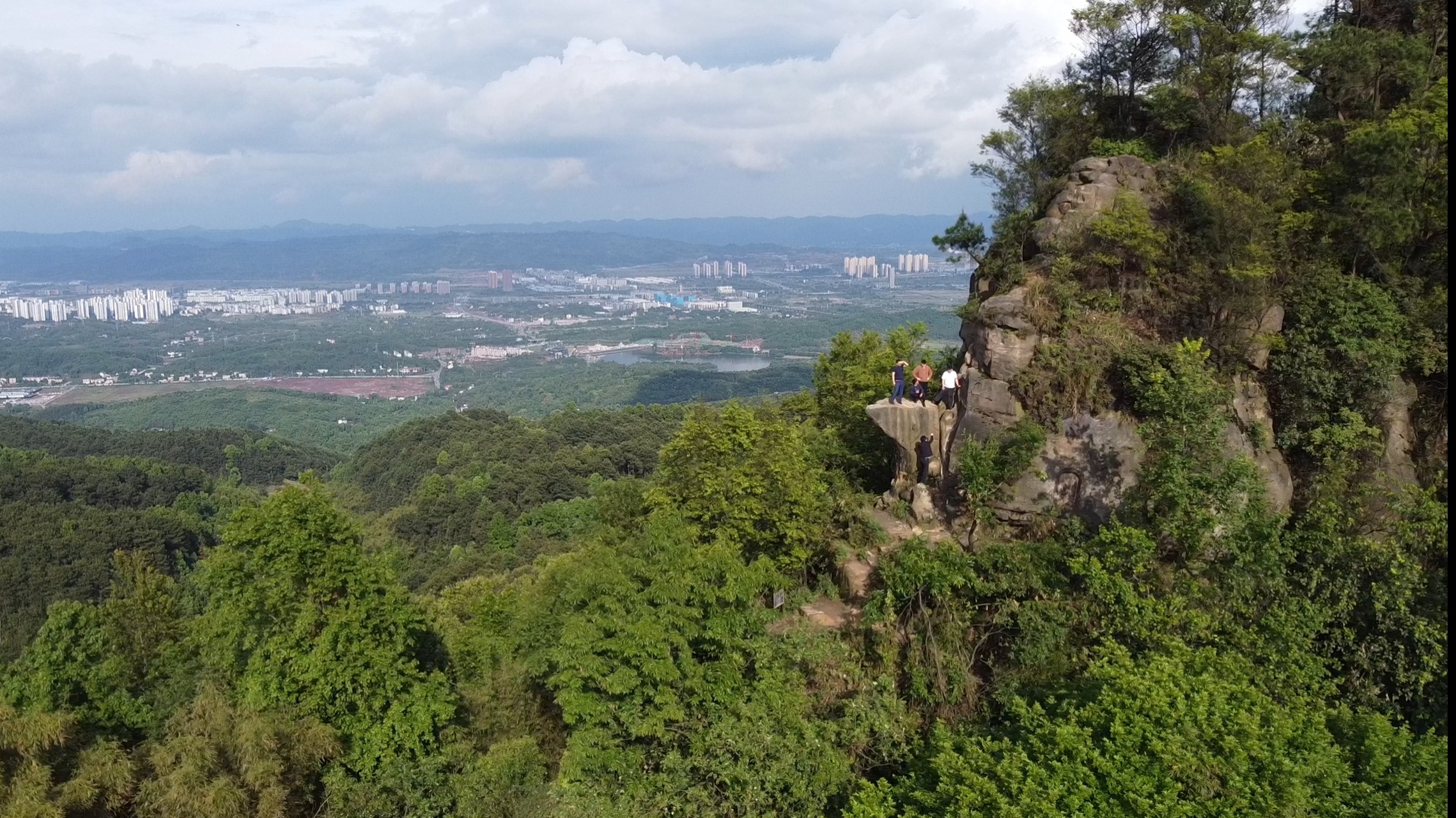 今日自驾游推荐 虎峰山景区位于重庆市沙坪坝区曾家镇虎峰山村,西靠