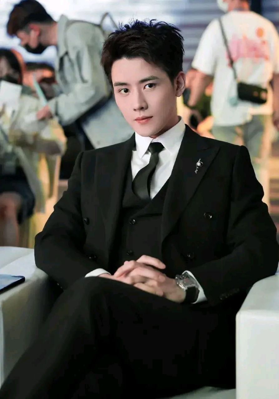 任豪,出生于四川成都,2014年参加了白色系文化选拔,在成为一名练习生